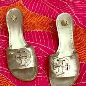 Silver Tori Burch slides with 1 in heel